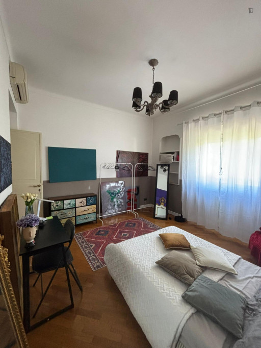 Double bedroom, with private bathroom and balcony, in 3-bedroom apartment - Rome - chambre - ImmoJeune