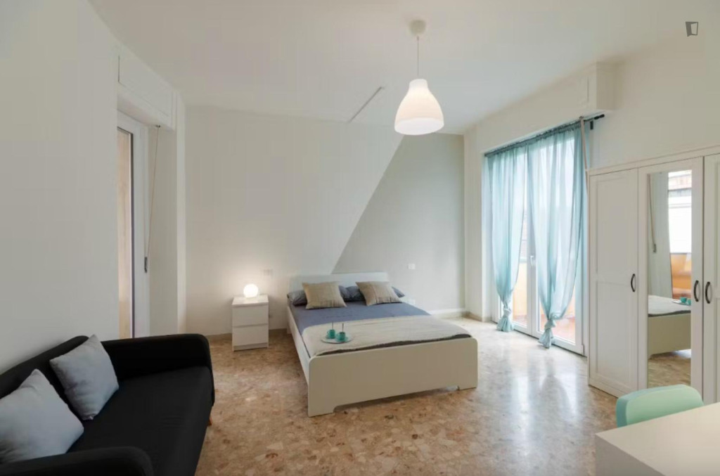 Spacious Bedroom in a Shared Apartment in Florence - Florence - chambre - ImmoJeune