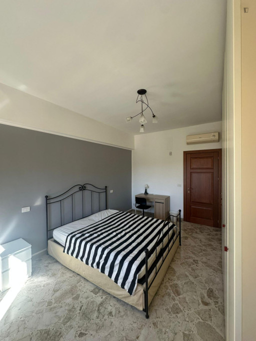 Homely double bedroom near the Quintino Sella train station - Bari - chambre - ImmoJeune