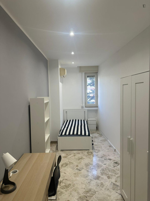 Neat and cosy single bedroom near the Quintino Sella train station - Bari - chambre - ImmoJeune