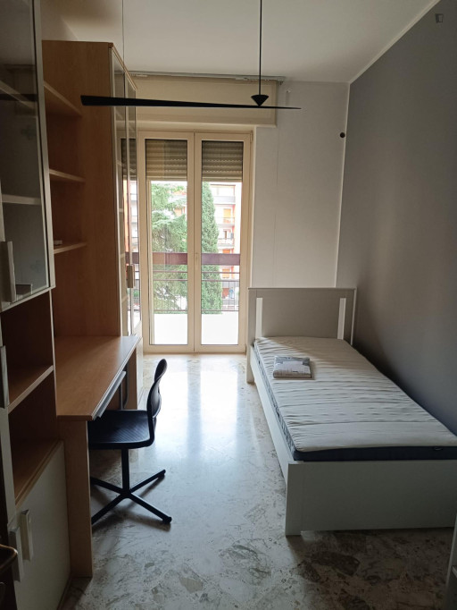 Single bedroom with a balcony, near the Brigata Bari train station - Bari - chambre - ImmoJeune