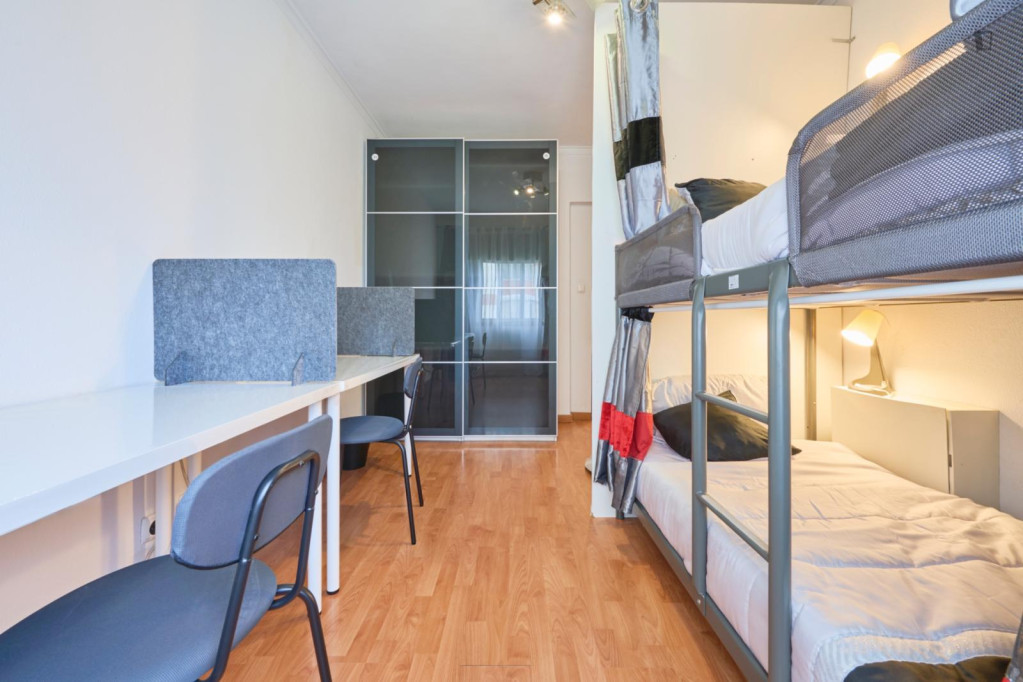 Bed in neat twin bedroom near Odivelas metro station - Lisbonne - chambre - ImmoJeune