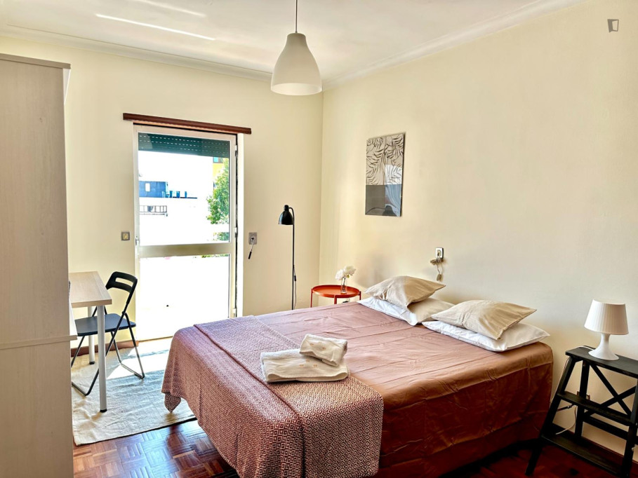 Wonderful bedroom in a 4-bedroom apartment - Coimbra - chambre - ImmoJeune
