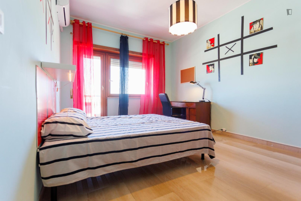 Inviting double bedroom with a balcony, in Garbatella - Rome - chambre - ImmoJeune