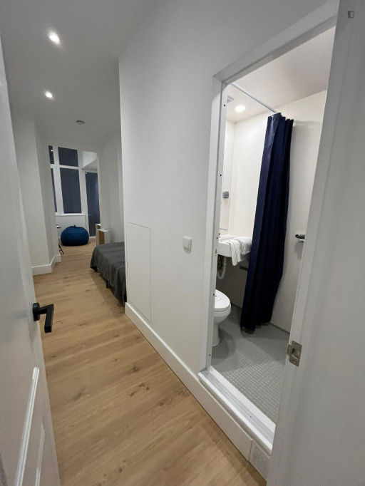 Bright ensuite bedroom in Anjos area - Lisbonne - chambre - ImmoJeune