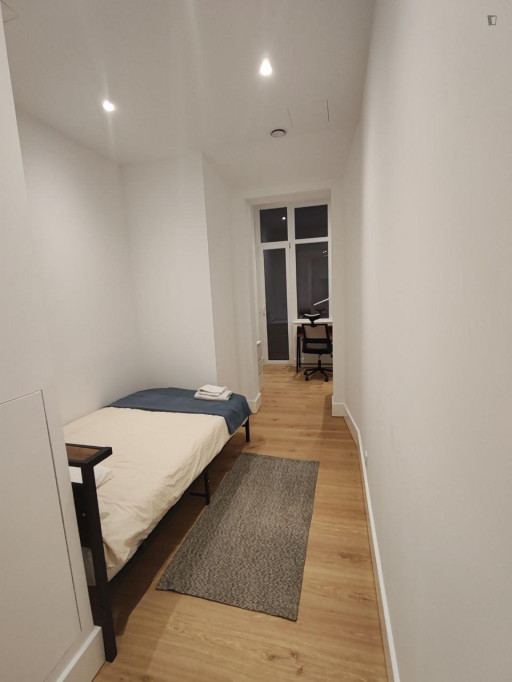 Airy ensuite bedroom near Anjos station - Lisbonne - chambre - ImmoJeune