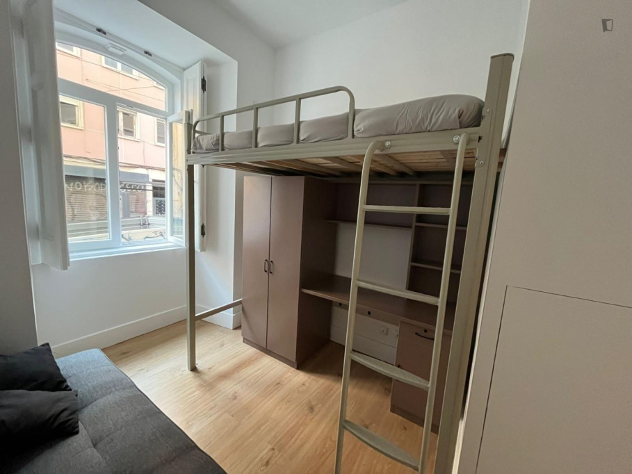 Cheerful bedroom within walking distance of Anjos metro - Lisbonne - chambre - ImmoJeune