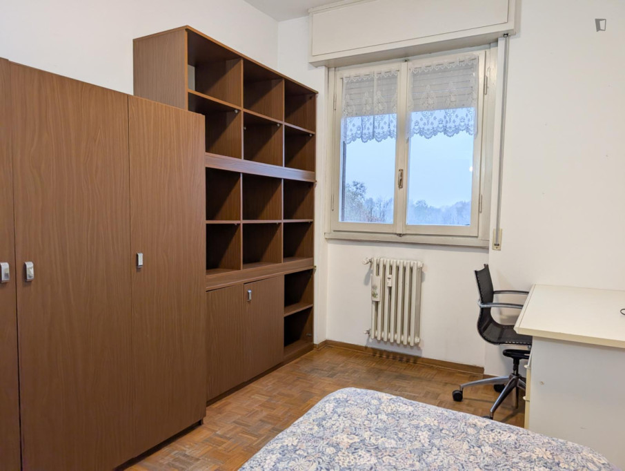 Single bedroom, with balcony, in 3-bedroom apartment - Milan - chambre - ImmoJeune