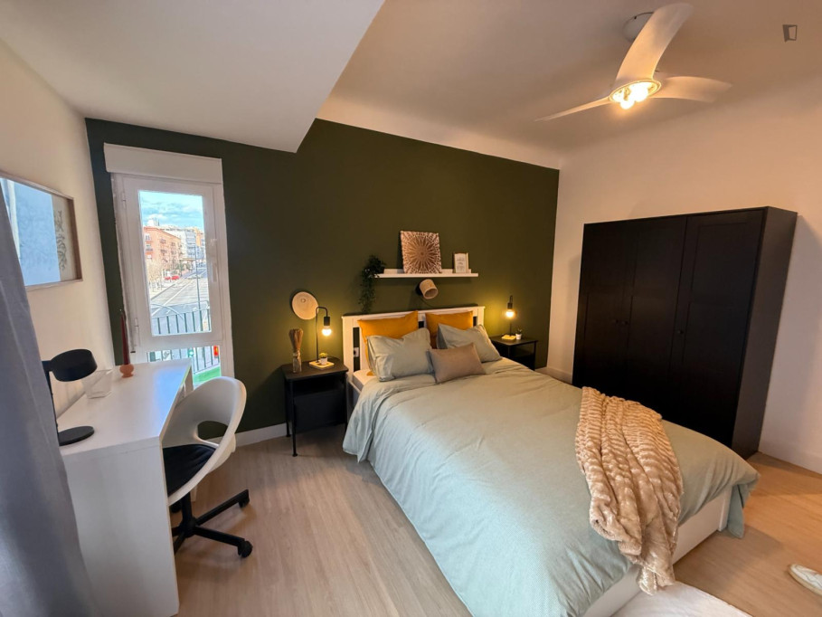 Interesting double bedroom near Parc del Tossal - Alicante - chambre - ImmoJeune