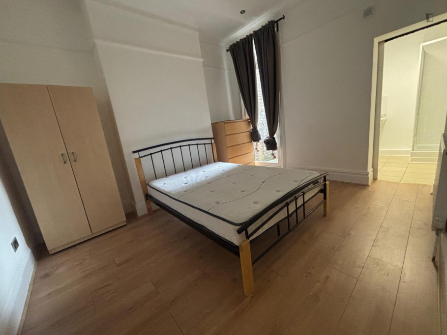 Ensuite double Bedroom close to Wimbledon Park station - London - chambre - ImmoJeune