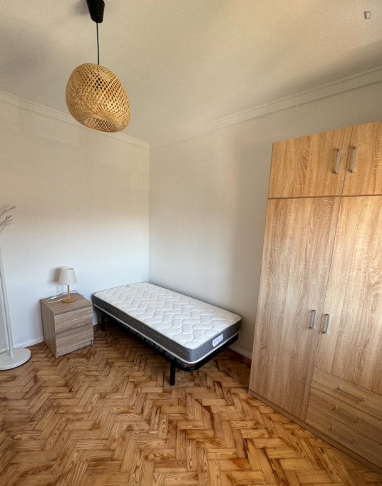 Pleasant bedroom in a 4-bedroom flat - Lisbonne - chambre - ImmoJeune