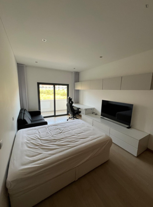 Welcoming Double Bedroom with a balcony close to Algueirão - Mem Martins Train Station - Lisbonne - chambre - ImmoJeune