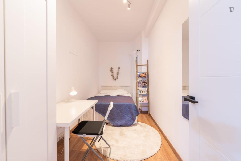 Cozy single bedroom in modern apartment in Sarrià Sant Gervasi - Barcelone - chambre - ImmoJeune