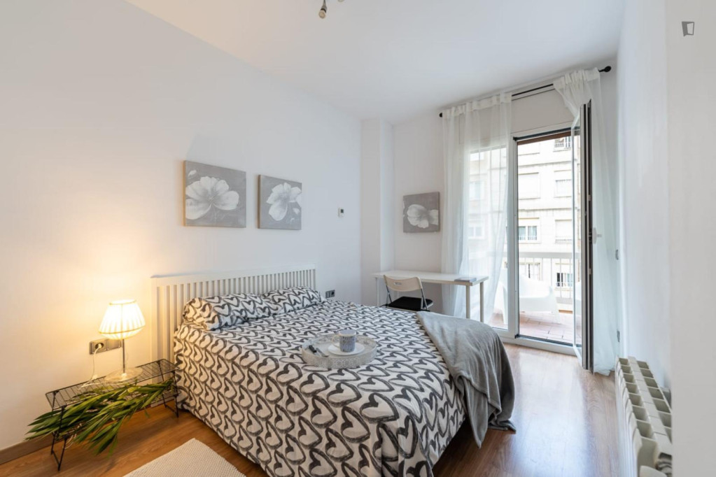 Spacious bedroom with balcony in modern apartment in Sarrià Sant Gervasi - Barcelone - chambre - ImmoJeune