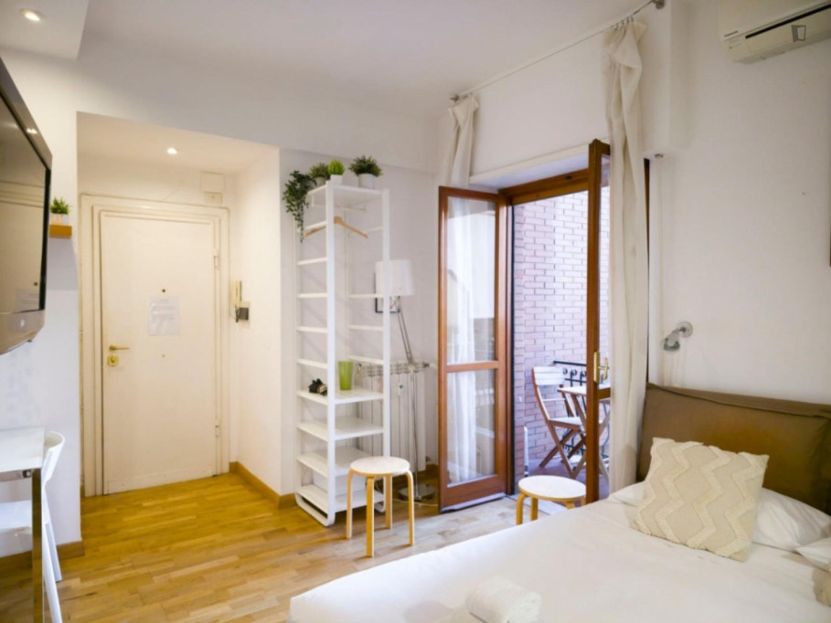 Very cool studio near the S.Pietro train station - Rome - chambre - ImmoJeune