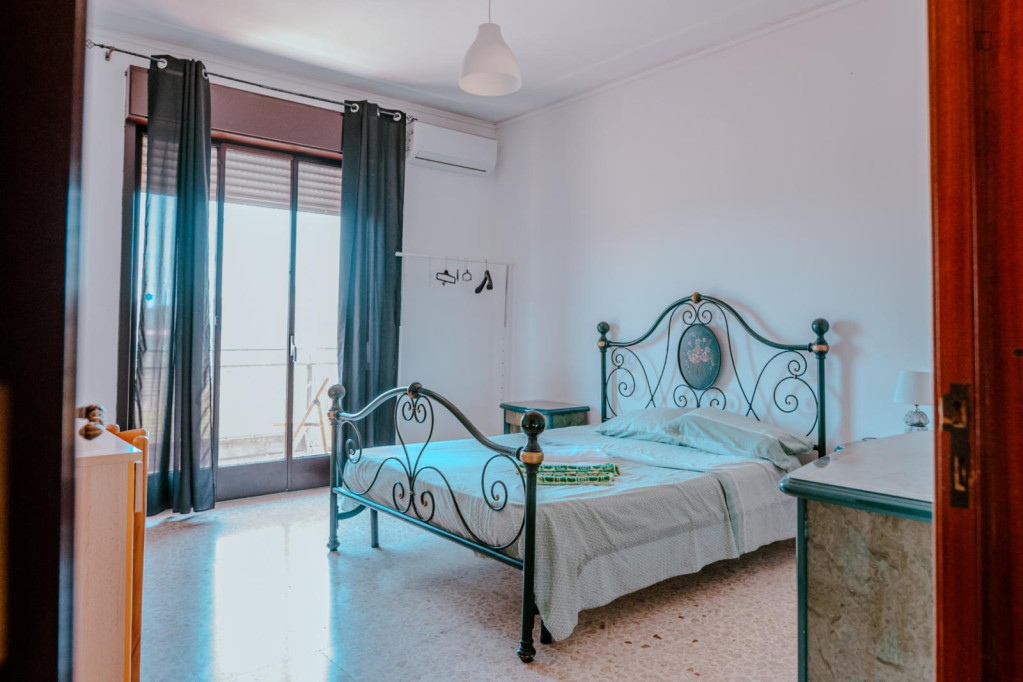 Bright double bedroom with balcony near the San Nullo metro - Catania - chambre - ImmoJeune