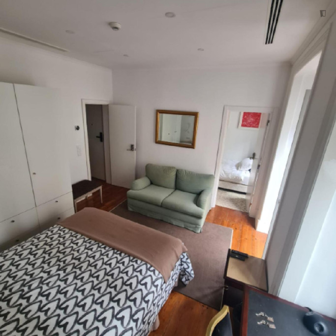 Spacious Double Bedroom with a private bathroom close to Saldanha Metro - Lisbonne - chambre - ImmoJeune