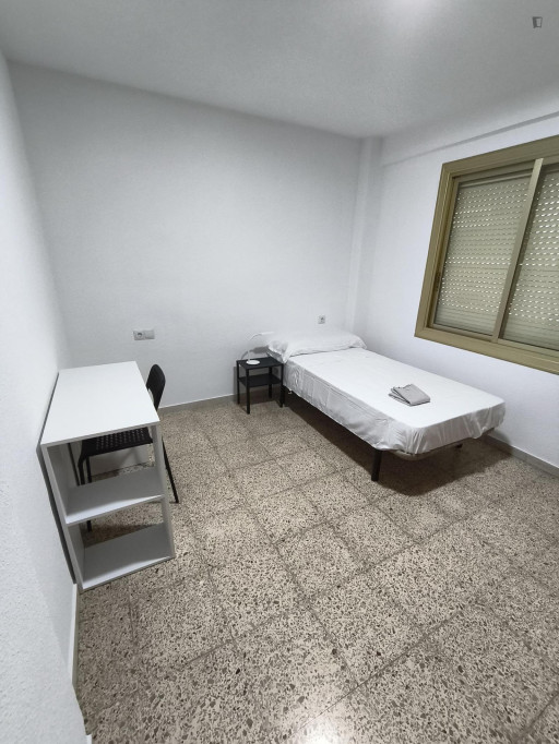 Nice Single Bedroom close to Sant Vicent Centre Train Station - Alicante - chambre - ImmoJeune