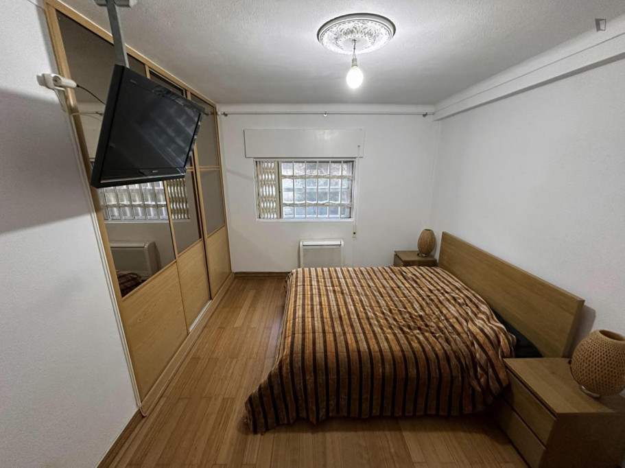 Spacious Double Bedroom close to Charneca da Caparica - Lisbonne - chambre - ImmoJeune