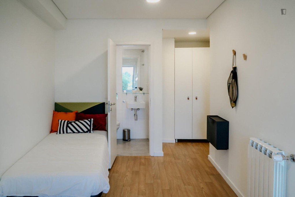 Lovely single ensuite bedroom close to Hospital São João metro station - Porto - chambre - ImmoJeune