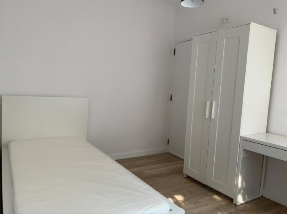 Adorable Single Bedroom close to Alfornelos Metro - Lisbonne - chambre - ImmoJeune
