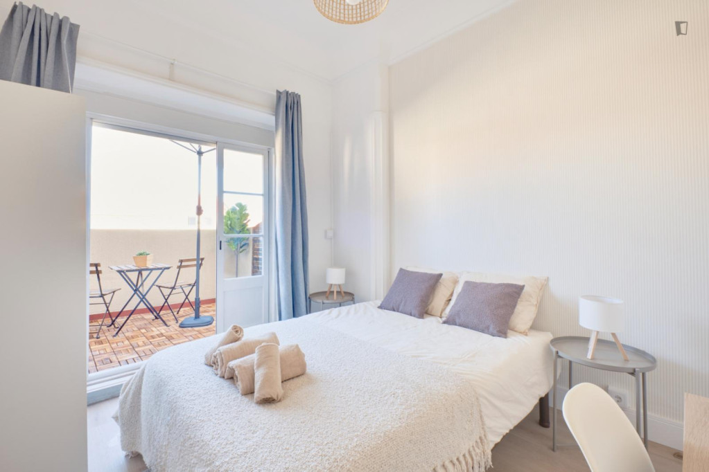 Inviitng double bedroom with balcony, in the Alameda area - Lisbonne - chambre - ImmoJeune