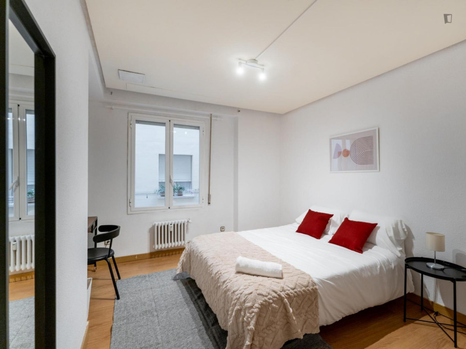 Elegant double bedroom in central Argüelles - Madrid - chambre - ImmoJeune