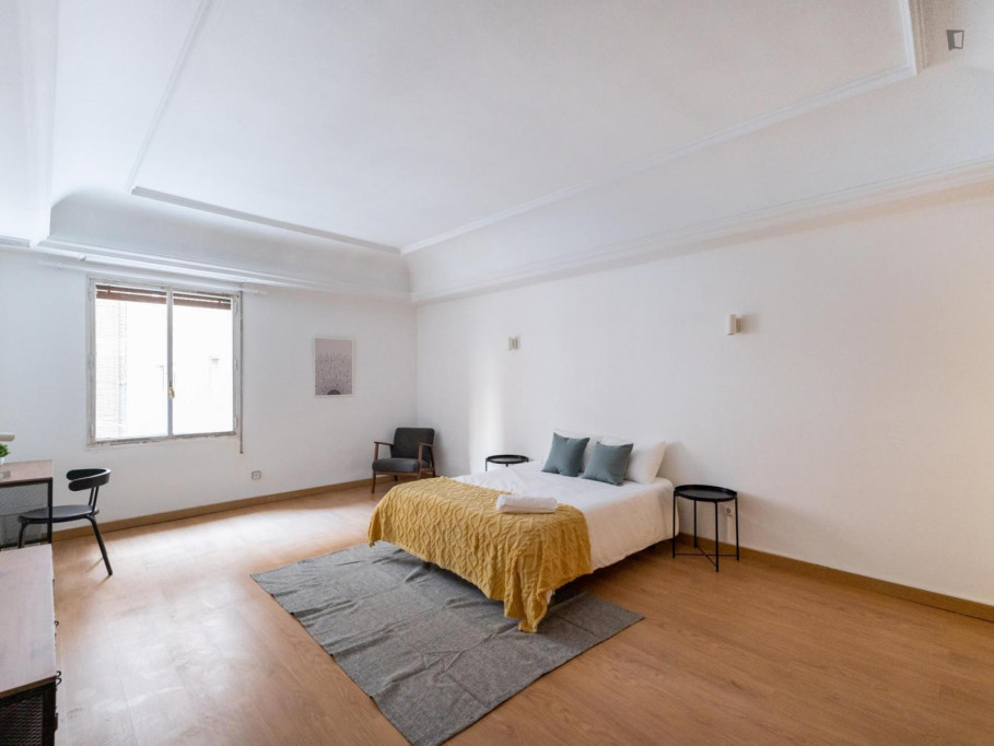 Wide double bedroom in Argüelles - Madrid - chambre - ImmoJeune