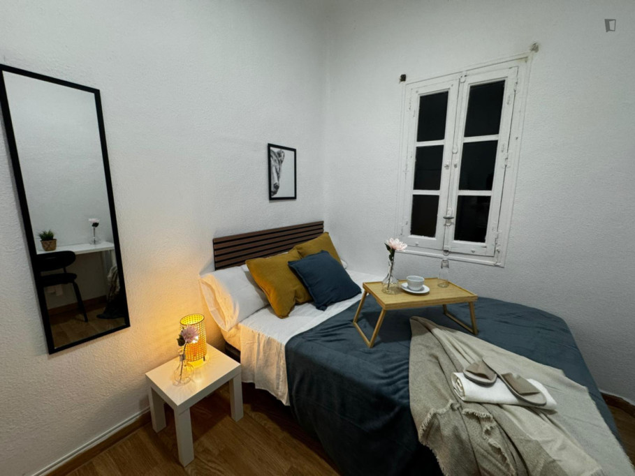 Very nice double bedroom in Comillas - Madrid - chambre - ImmoJeune
