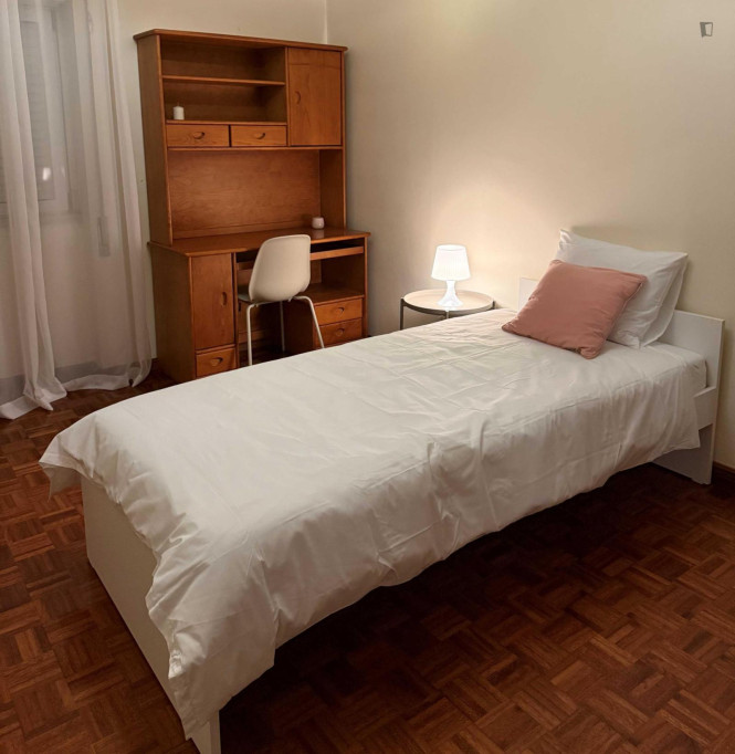Nice bedroom in a 3-bedroom flat - Lisbonne - chambre - ImmoJeune