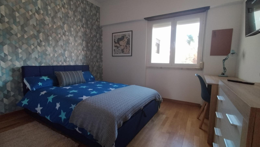 DPEDRX1 - Spacious comfortable room, large bed, wardrobe, dresser and smart TV. - Lisbonne - chambre - ImmoJeune