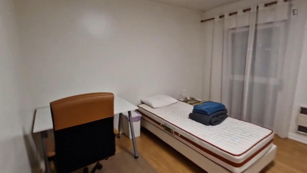Adorable Single Bedroom close to Campo Grande Metro - Lisbonne - chambre - ImmoJeune
