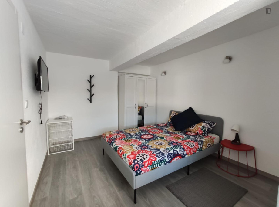 CASARX8 - Spacious room, smart TV, large bed, working desk chair, wardrobe - Lisbonne - chambre - ImmoJeune