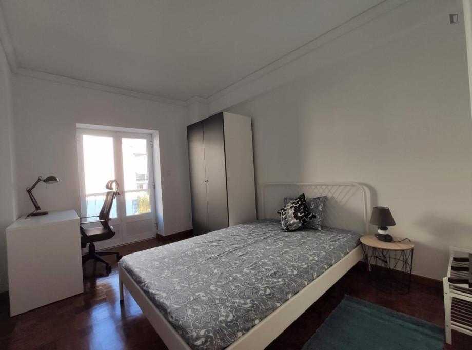 CASARX5 - Spacious room with smart TV, large bed and small private balcony - Lisbonne - chambre - ImmoJeune