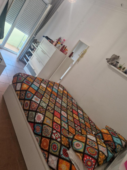 Cozy Double Bedroom with a balcony close to Olaias Metro - Lisbonne - chambre - ImmoJeune