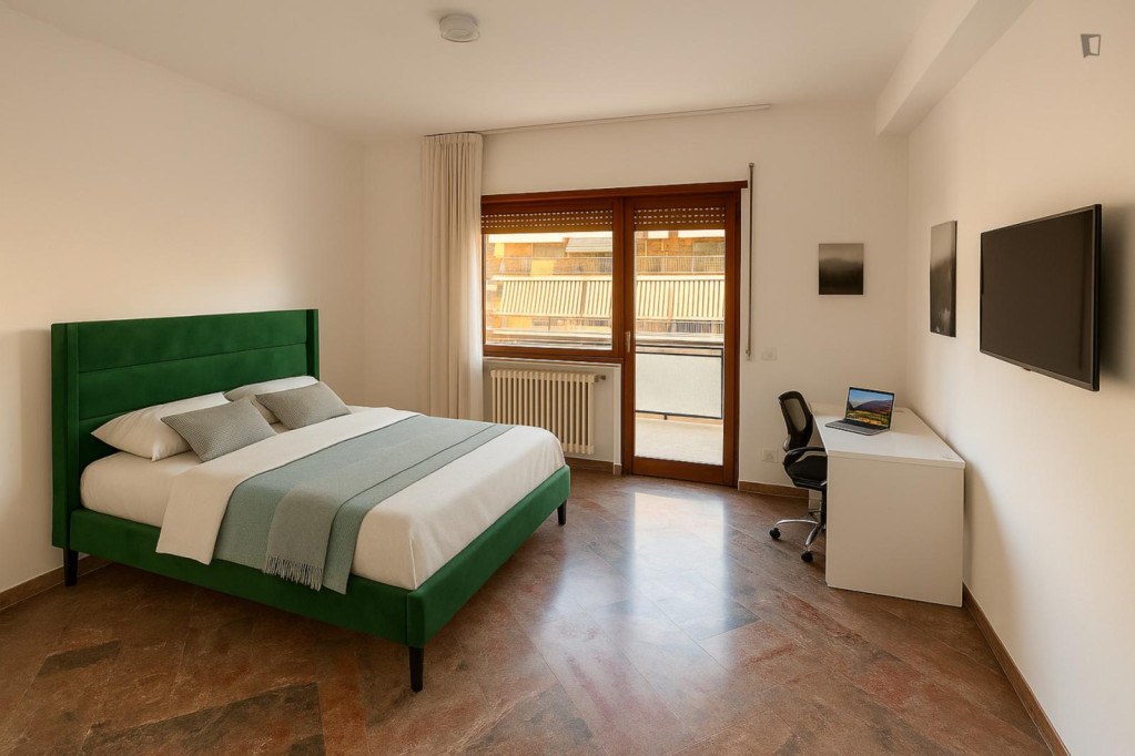 Elegant single bedroom with a balcony in a 5-bedroom apartment - Rome - chambre - ImmoJeune