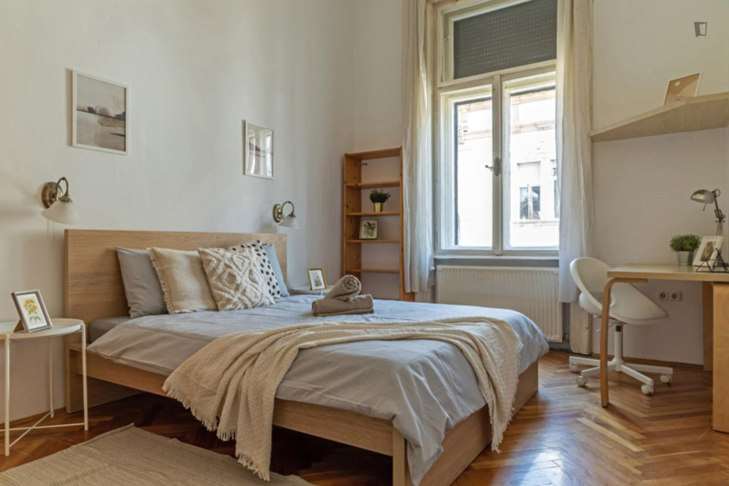 Nice double bedroom near Oktogon metro - Budapest - chambre - ImmoJeune