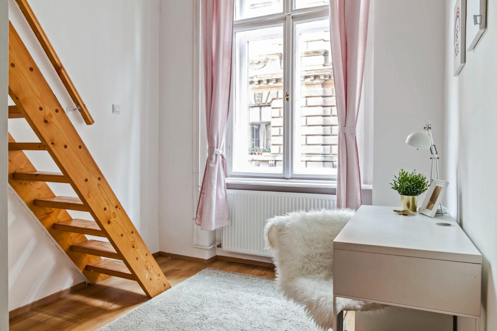 Comfy double bedroom near Blaha Lujza tér metro - Budapest - chambre - ImmoJeune