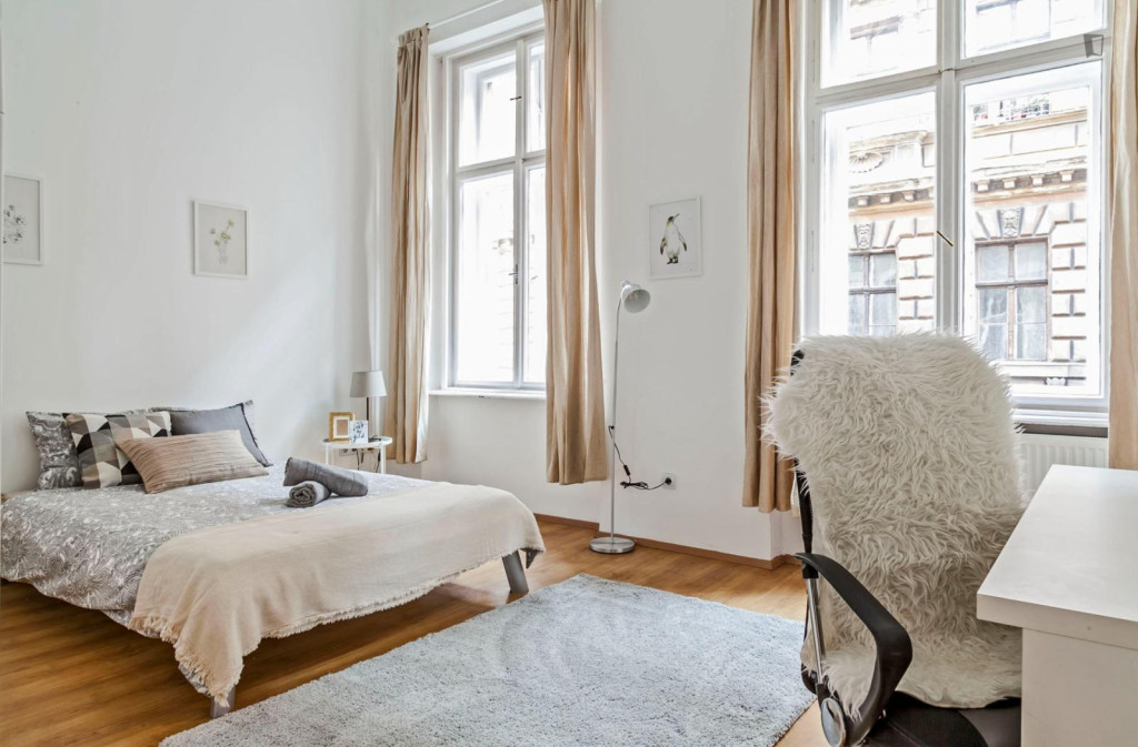 Cosy double bedroom near Blaha Lujza tér metro - Budapest - chambre - ImmoJeune