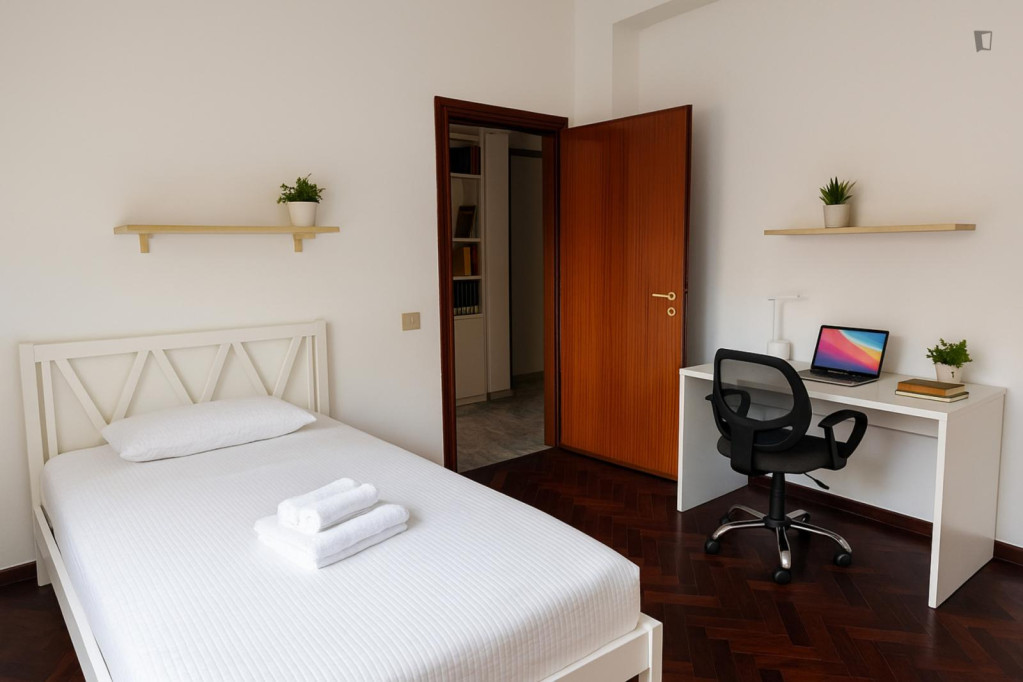 Shiny single bedroom in 5-bedroom apartment - Rome - chambre - ImmoJeune