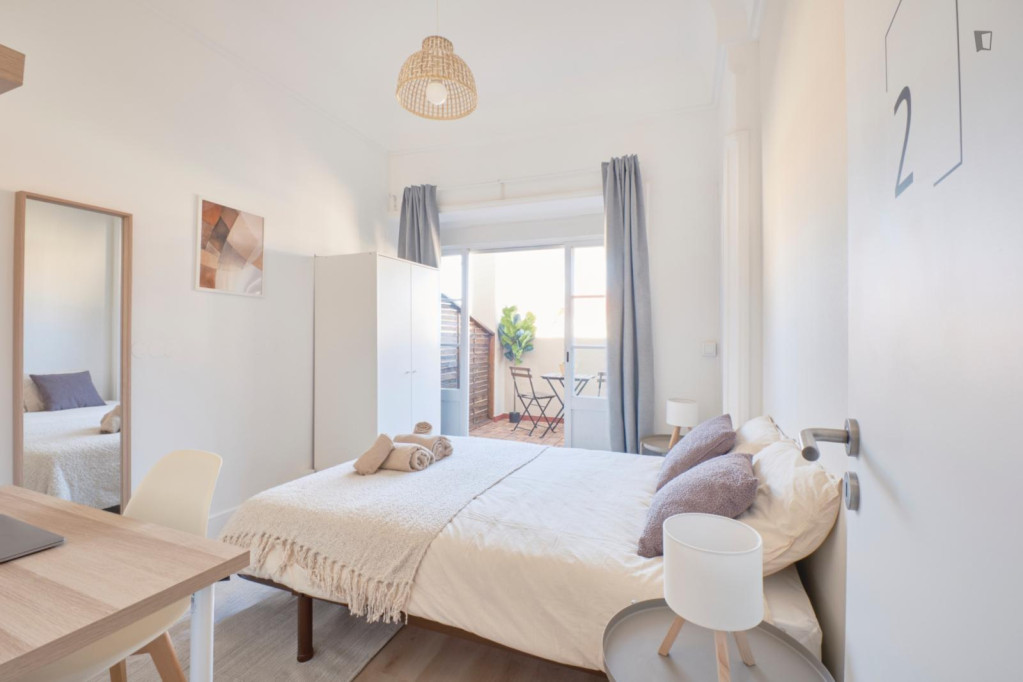 Pleasant double bedroom with a balcony, in Alameda - Lisbonne - chambre - ImmoJeune