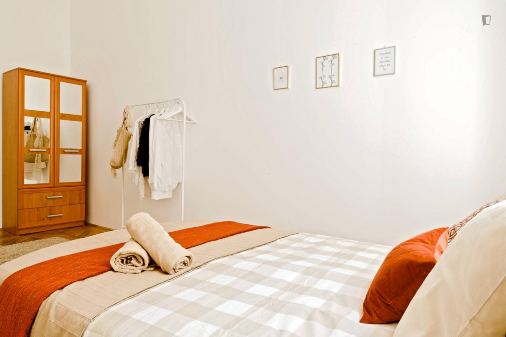 Welcoming double bedroom near Rákóczi tér metro - Budapest - chambre - ImmoJeune