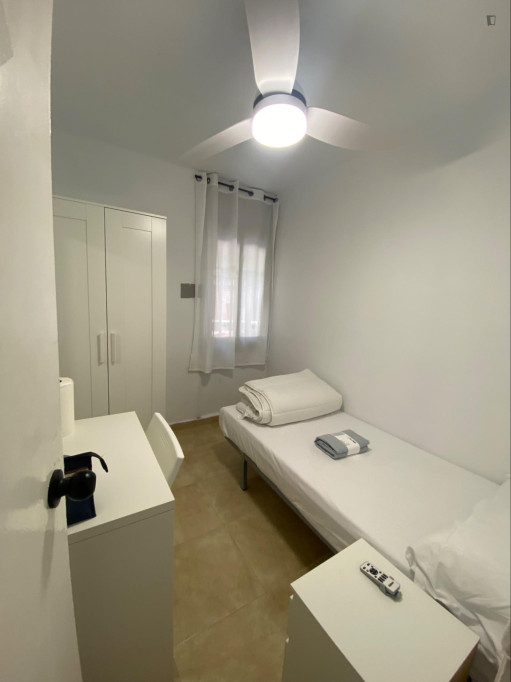Cozy single bedroom close to Besòs Mar metro station - Barcelone - chambre - ImmoJeune