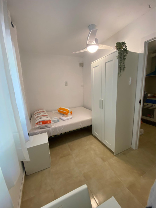 Comfortable double bedroom close to Besòs Mar metro station - Barcelone - chambre - ImmoJeune