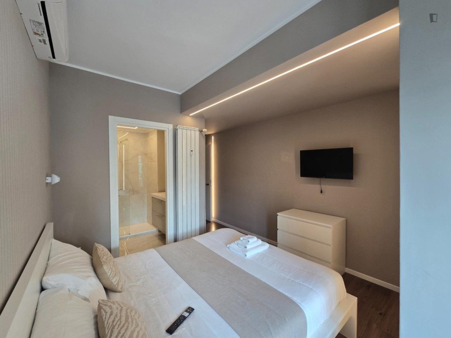 Luxury Room with private en-suite Bathroom in vibrant Garbatella neighborhood! - Rome - chambre - ImmoJeune