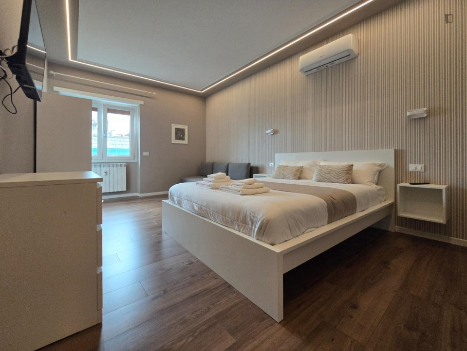 Luxury Room with en-suite private Bathroom at Garbatella metro station - Rome - chambre - ImmoJeune