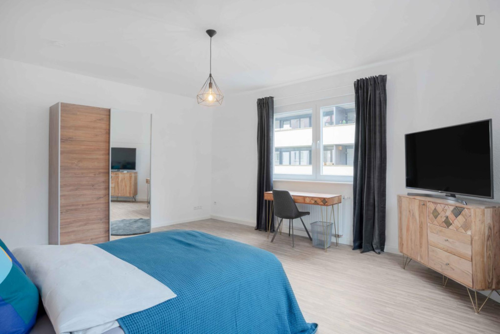 Cosy single bedroom with TV close to Rathaus - Stuttgart - chambre - ImmoJeune