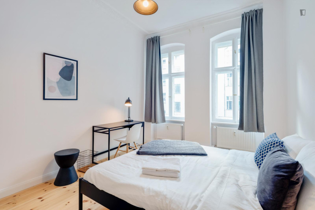 Elegant double bedroom in a 3-bedroom apartment in Friedrichshain - Berlin - chambre - ImmoJeune