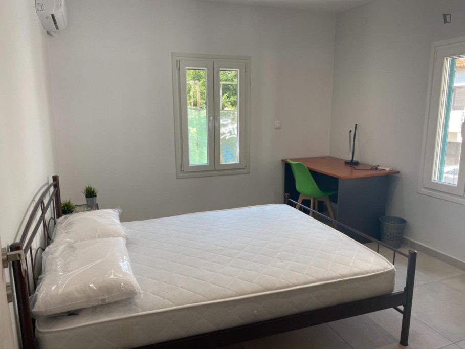Bright double bedroom next to the Universities and City Center - Thessaloniki - chambre - ImmoJeune