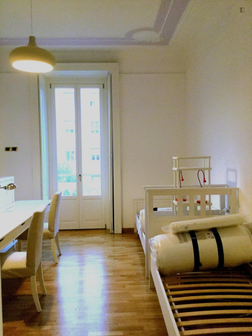 Multiple beds bedroom, with private bathroom and balcony, in 5-bedroom apartment - Milan - chambre - ImmoJeune